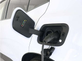 コンセントタイプ3kWやウォールボックスタイプ6kWの充電器を用いてご自宅で簡単充電。一般的な家庭用200V交流充電ケーブルでは約8時間で80%まで充電!1時間あたり7~14kmを走行できる電力を充電