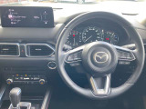 【運転席インテリアデザイン】左右対称のインテリアデザインでドライバーを包み込み運転に集中できるように設計されています。