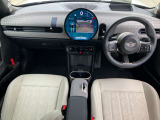 MINIの内装はとにかく『円』に拘ったデザインコンセプトが一目で伝わってきます。これほど円形に拘った車は他に御座いません。伝統のデザイン、トグルスイッチなど遊び心のある内装です。