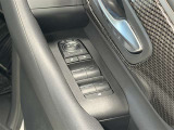【パワーウィンドウ集中スイッチ】運転席のパワーウィンドスイッチ位置には運転以外の窓の開閉・ロック機能も付いています