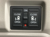 【両側パワースライドドア】両側がパワースライドドアになっており、運転席のスイッチやスマートキーでも開閉が可能です!開口部も広いので乗り降りも楽々♪