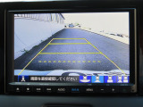リアワイドカメラシステム!従来の視野に加えて、後方側方を約180&deg;まで見えるワイドビューと、後方を真上から見たような視野で駐車時などに便利なトップダウンビューの3つの視野があります!
