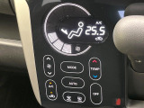 【オートエアコン】一度お好みの温度に設定すれば、車内の温度を検知し風量や温度を自動で調整。暑い&hellip;寒い&hellip;と何度もスイッチ操作をする必要はありません。快適な車内空間には必須の機能ですね♪