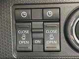 【両側スライドドア】駐車場で隣の車との間隔が狭く乗りにくい時、スライドドアなら安心!ドアオープン時も幅を取らず、開口部が広いので乗り降りがとっても簡単です。大きな荷物の出し入れも後席から可能♪