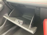 車検証なども収納できる大型のグローブボックスは、使い勝手もよく役立ちます!