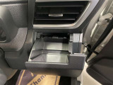 運転席と助手席には、回転式のインパネカップホルダーが装備されています。
