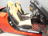 【運転席側ドア開口】スポーティなコックピットがお出迎えします。座った瞬間に走り出したくなるような、魅力的な空間です。