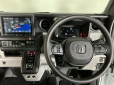 【ハンドル】運転にかかわる様々な操作を安全に行えるように視点移動が少なく操作性に配慮されたスイッチ類が凝縮されたコックピットです。