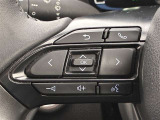 運転中、オーディオの操作をしてて、ハッとしたことはありませんか?ステアリングスイッチは、運転中でもハンドルでオーディオの操作が可能です。安全なドライブをサポートします。