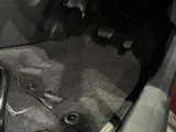 内装工程では、中古車を気持ちよくお乗りいただけるよう清掃しております。