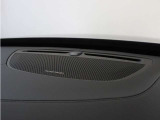 【harman/kardon】世界のオーディオファン垂涎のプレミアムサウンドシステムを搭載。原音に近い音場空間を忠実に再現。乗る人すべてに最良の音響体験を提供します。