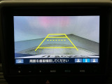 リバースギアに入れるだけで後方の表示へ切り替わります。夜間や雨の日の駐車も楽になりますよ。