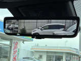 「デジタルインナーミラー」車両後方のカメラの映像をインナーミラー内のディスプレイに表示。カメラの映像なのでとても見やすくて安全です!もちろん通常のミラーモードにも切り替えれます!