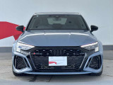 Audiの象徴であるシングルフレームグリルをよりワイドで低くシャープなデザインとすることでワイド&ローのフォルムを協調しています。