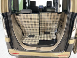後席のシートをスライドさせることで荷室空間を広げられます