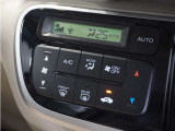 【オートエアコン】温度を設定すれば自動で快適な車内温度を保ちます。エアコン内部の高性能脱臭フィルターで車内のアレルゲンや花粉を除去。