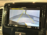 リバースギアに入れるだけで後方の表示へ切り替わります。夜間や雨の日の駐車も楽になりますよ。
