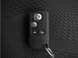 ◆スマートキー◆カギをバッグやポケットに入れたままでもドアロックの開閉ができる『スマートキー』付き!雨天や暗くなってもカギを取り出す必要がなくドアの開錠&エンジンも始動できます