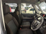 運転席の画像です。足元やシートまわりに余裕があり、リラックスした姿勢で運転が可能です。視界も良好で操作系へのアクセスもしやすく、快適で安心感のあるドライブをサポートします。