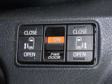 【両側パワースライドドア】スマートキーや運転席のスイッチで後席両側スライドドアの開閉が可能♪電動だから力を入れてドアを開ける必要が無く、小さなお子様でも簡単に開け閉めでき快適です♪