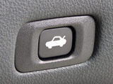 ボタン一つでトランクオープンが可能!車内から操作できる為、非常に便利な装備の一つとなります!