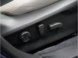 電動シートを装備。お客様に安全に運転頂けるよう座席の位置、座面の上げ下げやリクライニングの加減も細やかな設定を可能にしました。