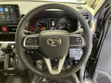 ステアリングから手を離さず、運転に集中したままオーディオ等の操作ができます。