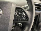 ステアリングスイッチ付きで、運転中に視線を前に向けたまま操作できます。