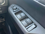 運転席ドアのウインドウ操作スイッチです。すべてのウインドウの開閉操作が可能です。また、ドアミラーはオート開閉なので、ドアロックで自動で閉じ、エンジンスタートで自動で開きます。
