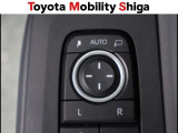 便利な電動格納ドアミラーも装備しております。駐車時にボタン一つで折り畳む事が出来るので便利ですよ。