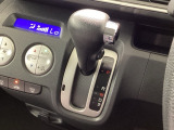 インパネシフトを採用しているので、前席の足元も広々としています。運転席と助手席の行き来もスムーズです!
