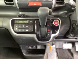 足元スッキリ、インパネシフトです。パーキングブレーキはフットブレーキタイプなので、運転席と助手席の間がスッキリしています。