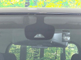 【エマージェンシーブレーキ】走行中に前方の車両等を認識し、衝突しそうな時は警報とブレーキで衝突回避と被害軽減をアシスト。より安全にドライブをお楽しみいただけます。