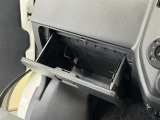 カップホルダーや小物入れなど色々な物を収納できます。