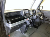 運転席周りのレイアウトをご覧ください。ナビゲーションが綺麗に装着されすっきり収まってますね!