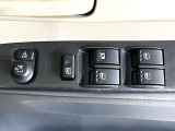 【電動格納ミラー】サイドミラーは電動格納式となっており、狭い駐車場でもキズがつくリスクを抑えられます。