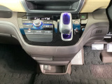 足元スッキリ、インパネシフトです。パーキングブレーキはフットブレーキタイプなので、運転席と助手席の間がスッキリしています。