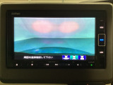 ギヤをR(バック)に入れるとナビの画面に後ろの映像が映るリアカメラ付です。後退時、コンディションが悪い視界でもカラーバックモニターがドライバーをサポートします。