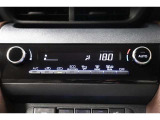 室内を快適温度にするオートエアコン!スイッチもシンプルで操作しやすく、オールシーズン快適なドライブに出かけられますね♪