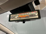 【インテリジェントルームミラー】後席乗車時に遮られがちなルームミラーの後方視界確保。車室内の状況にかかわらず、車両後方にあるカメラの画像をルームミラーに映し出します。