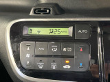 【オートエアコン】一度お好みの温度に設定すれば、車内の温度を検知し風量や温度を自動で調整。暑い&hellip;寒い&hellip;と何度もスイッチ操作をする必要はありません。快適な車内空間には必須の機能ですね♪