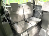 床下収納式のサードシートです。座席部分をコンパクトに収納でき、広大な荷室スペースとしてお使いいただけます!乗車人数や荷物の量など利用シーンに合わせて3列目を有効活用でき、とっても便利♪
