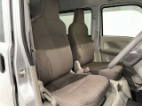 シンプルながら機能性あふれる運転席廻りです。視界性もよく、運転しやすいですよ。