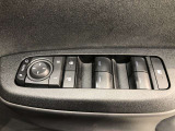 パワーウィンドのスイッチです。運転席に座りながら、助手席や後席の窓を開け閉めできるので大変便利ですよ。