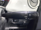 【オートライト】周りの明るさに応じて自動でヘッドライトの点灯・消灯ができる機能です!ライトの付け忘れ・消し忘れなどが無くなり、雨の日や夕方の走行も安心!トンネル通過時も便利ですね♪