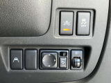 車線逸脱警報装置付きです!フロントカメラによりレーンマーカーを検知し、意図せずに走行車線から逸脱しそうな場合、メーター内のディスプレイ表示とブザーで注意を喚起します。