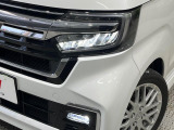 【LEDヘッドライト】悪天候や夜間走行時も良好な視界を確保し安心して運転できる高輝度LEDヘッドライトを装備!点灯速度が早く、消費電力も抑えられています。