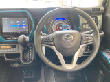 【運転席インテリアデザイン】左右対称のインテリアデザインでドライバーを包み込み運転に集中できるように設計されています。