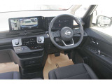 アラウンドビューモニターもワイドな大型画面で表示。運転をサポートします。