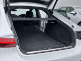 開口部が低く設定されているので、荷物の積み下ろしがスムーズに行えます。更に分割可倒式リアシートの採用でシートのバックレストを倒すと、大きく長い荷物も積み込めます。